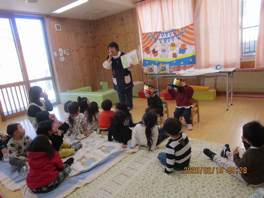 3歳未満児の誕生児がお祝いされています。