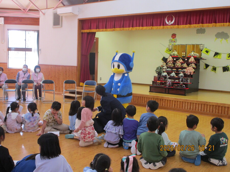 子どもたちがマスコットキャラクターのライポくんと会えて喜んでいます。