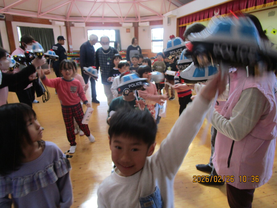 子どもたちがパトカーの風船をもらっています。