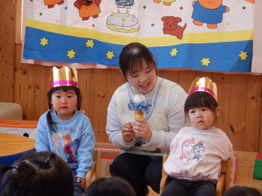 誕生児がお祝いされています。