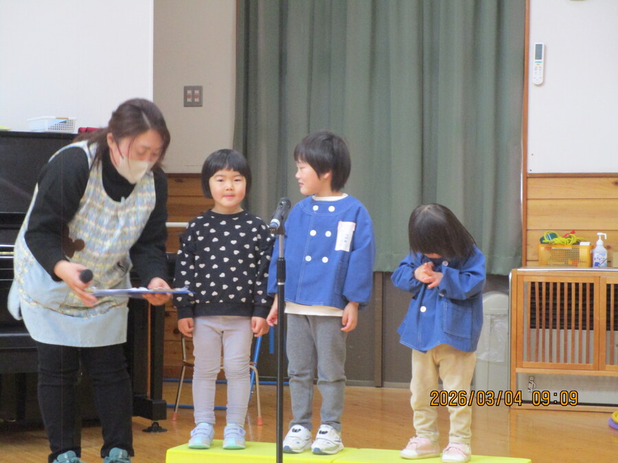 年中児が司会進行をしています。