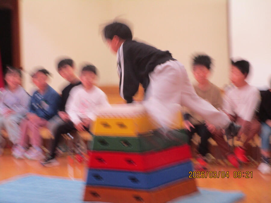 年長児が跳び箱を披露しています。