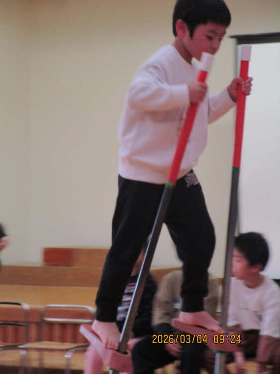 年長児が竹馬を披露しています。