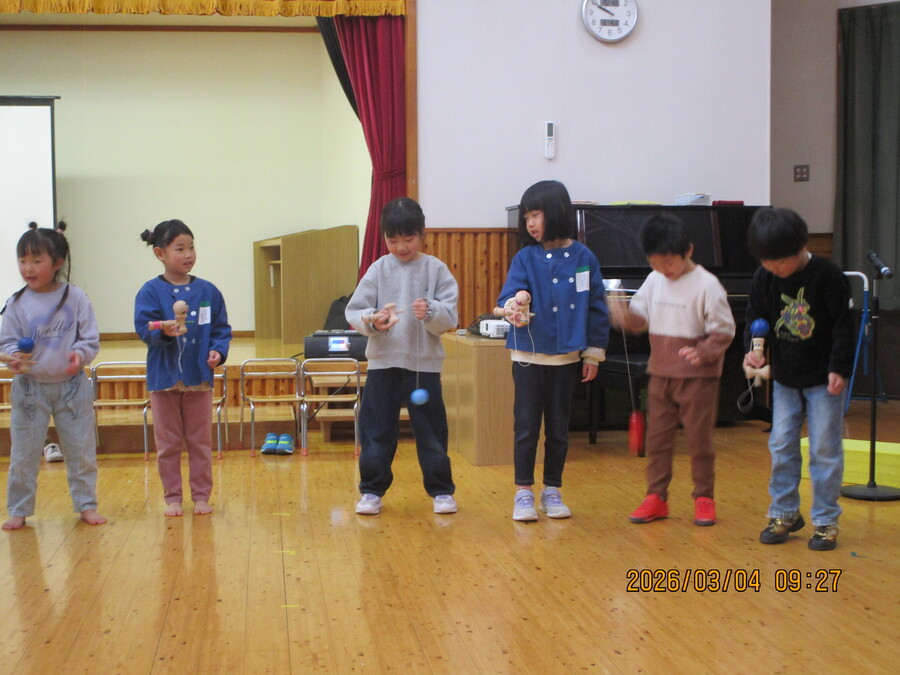 年長児がけん玉を披露しています。