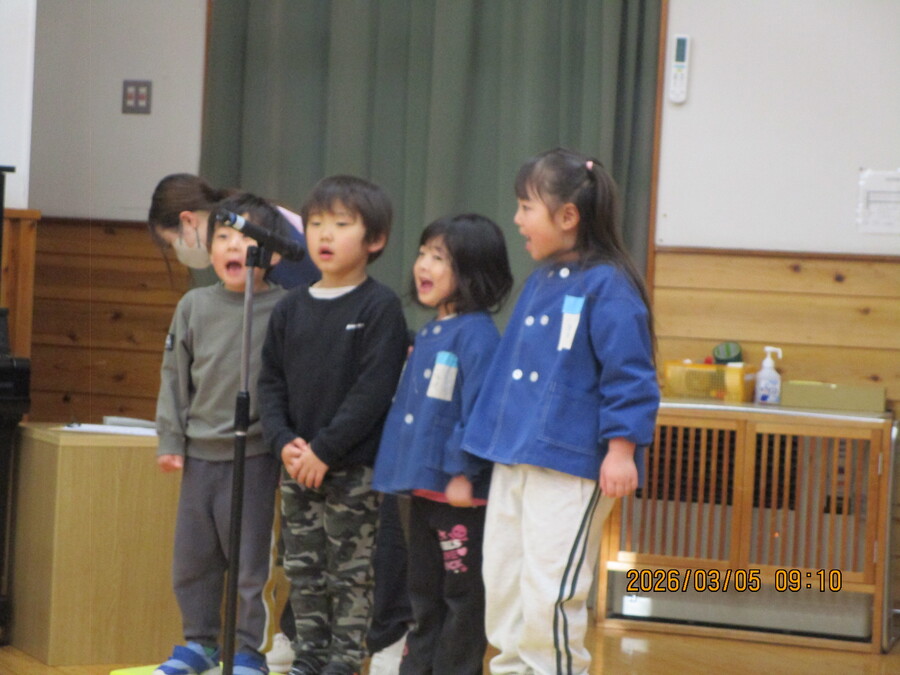 年中児が司会進行をしています。