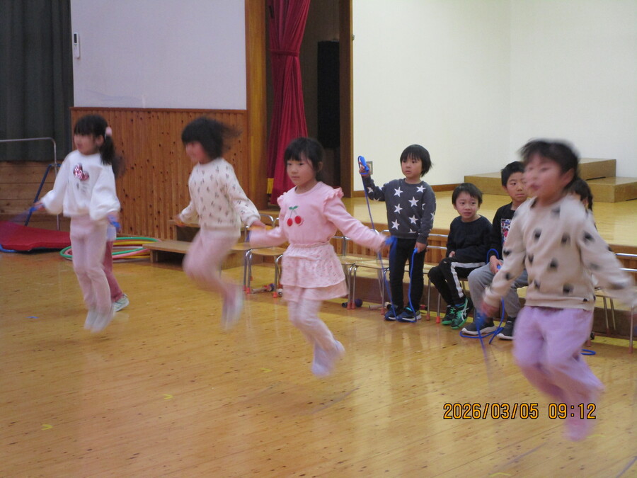 年長児が縄跳びを披露しています。