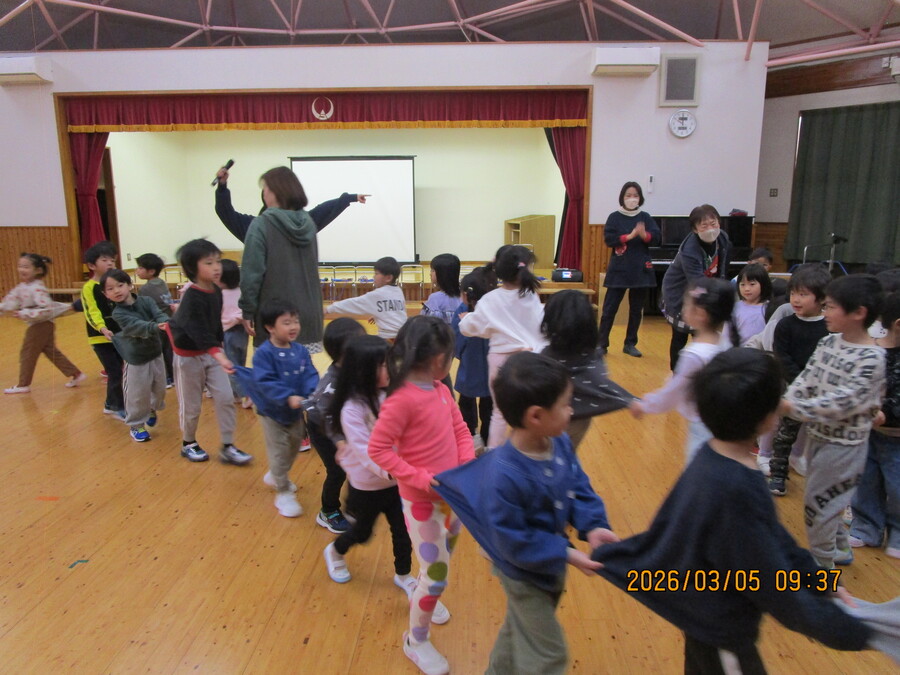 ３歳以上児みんなでじゃんけん列車ゲームをしています。