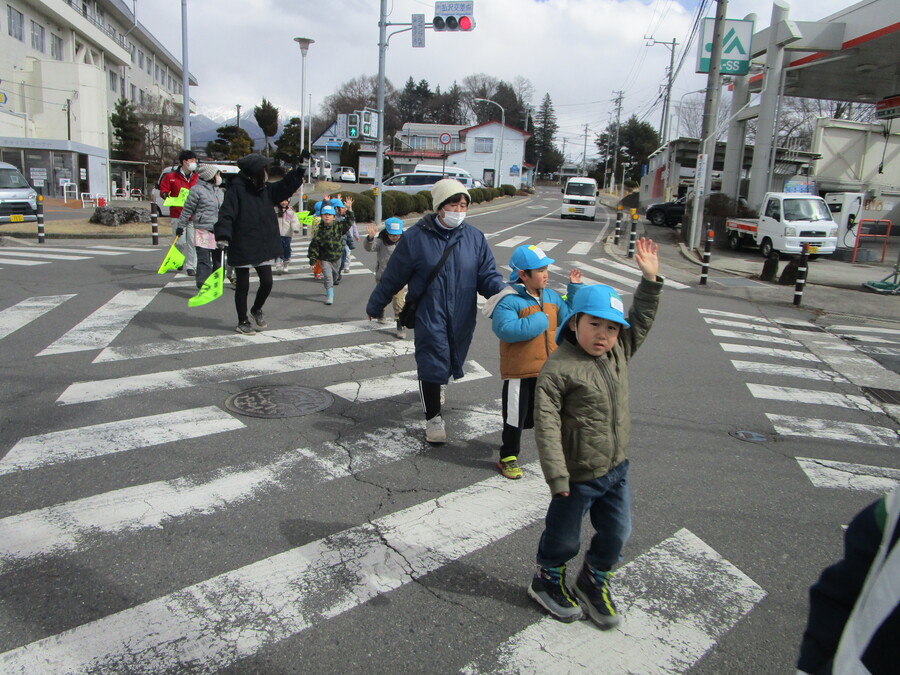 年長児が横断歩道を渡っています。