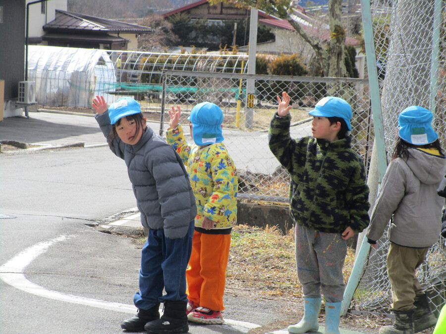 年長児が横断歩道を渡っています。