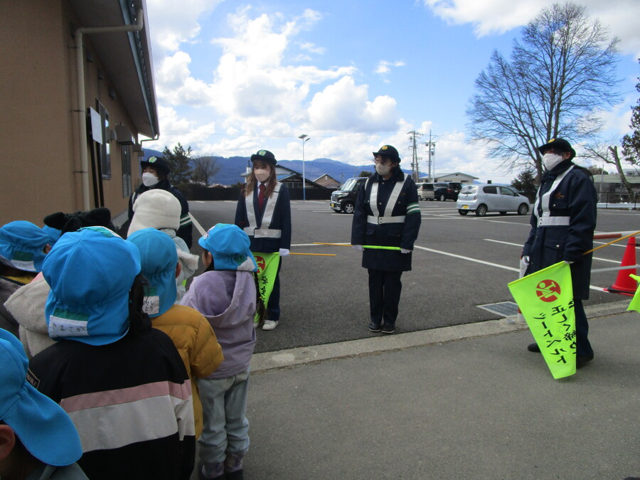 年長児が補導員の話を聞いています。
