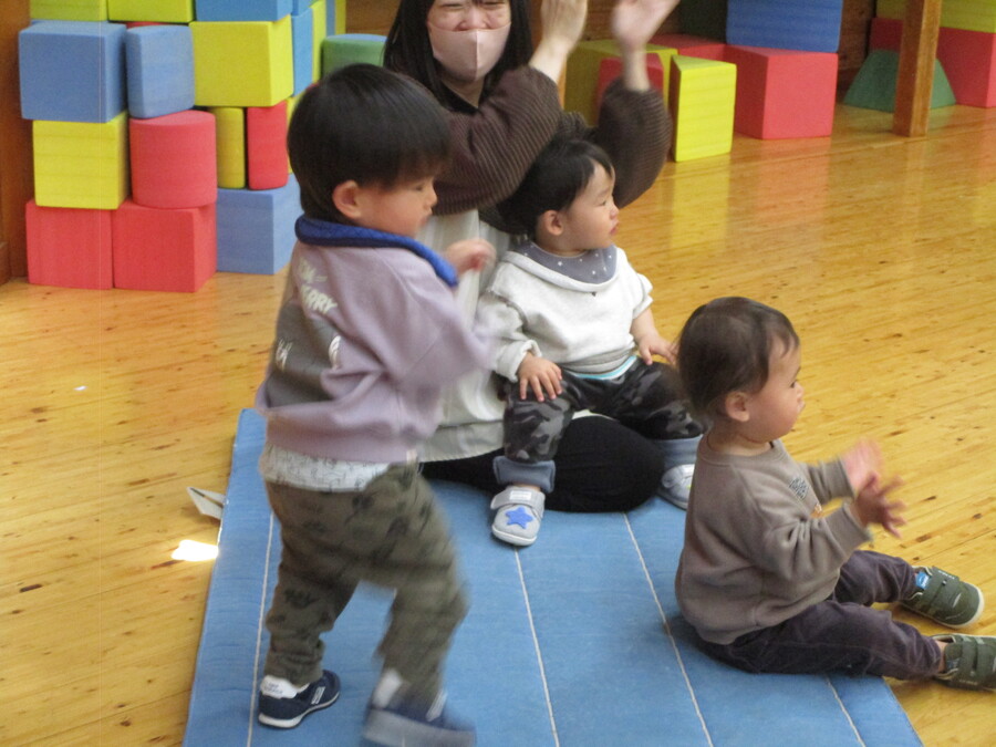 ３歳未満児がノリノリになっています。