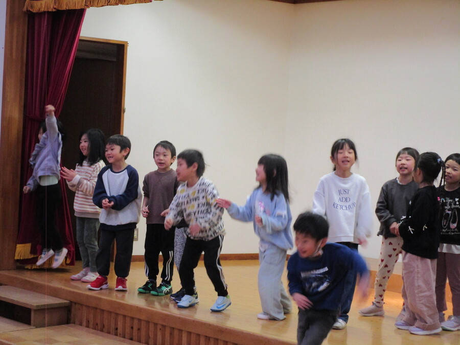 年長児がダンスを披露しています。