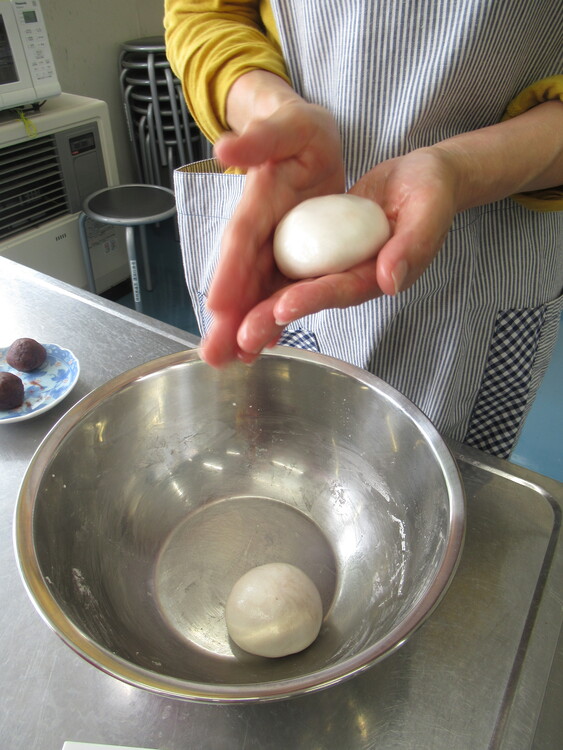丸めた生地がまるで大福のよう