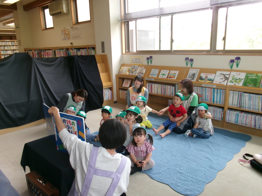 絵本読み聞かせ.JPG