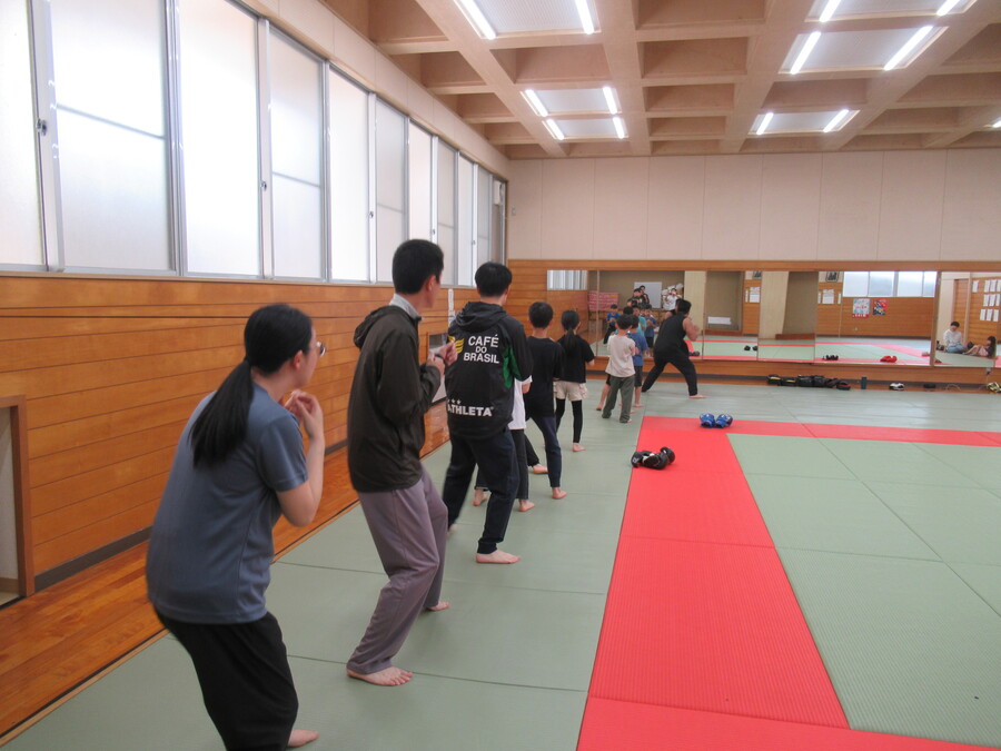 一列になり、避けとカウンターの練習