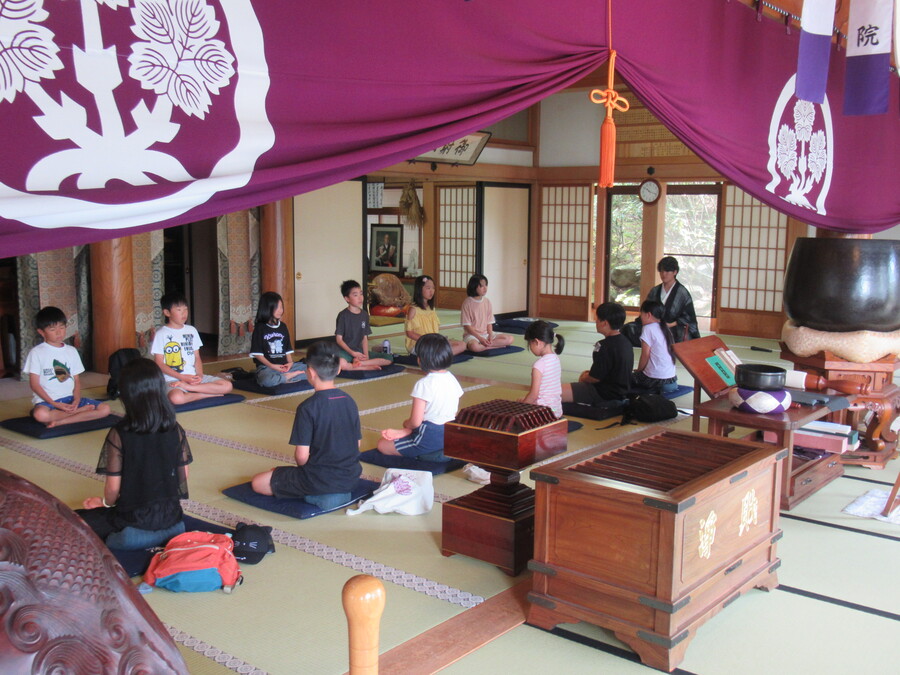 お寺での坐禅体験