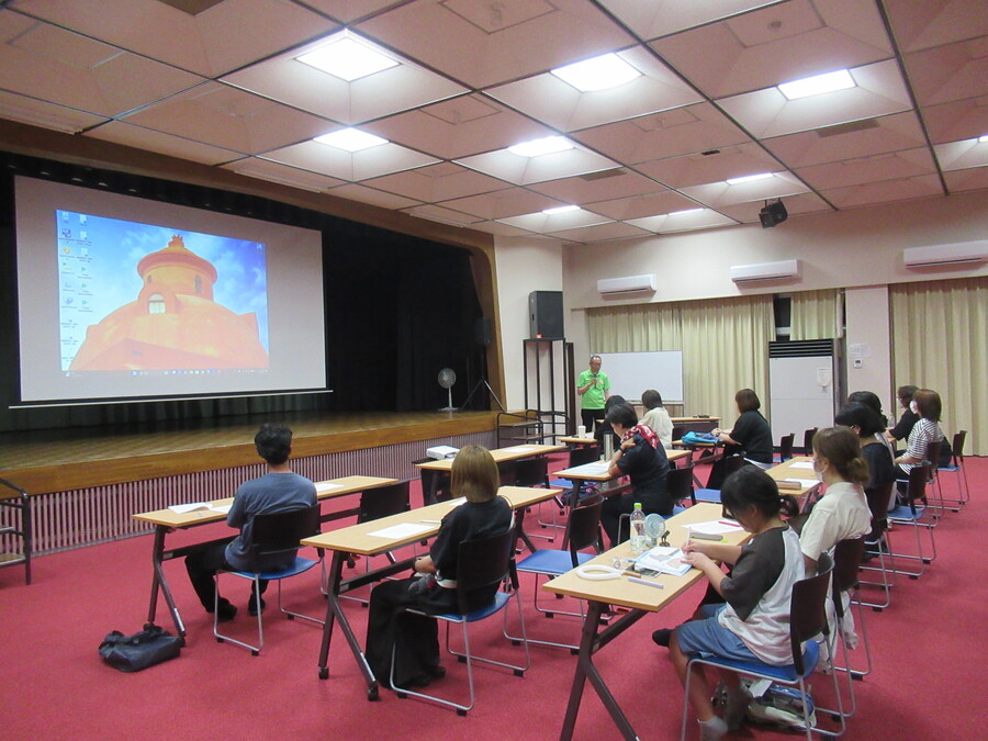 受講者はメモをしながら熱心に聞き入っています