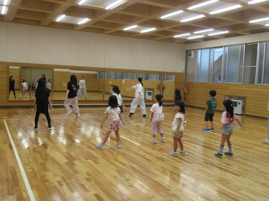 先生の動きをまねて児童もカッコよく動いています