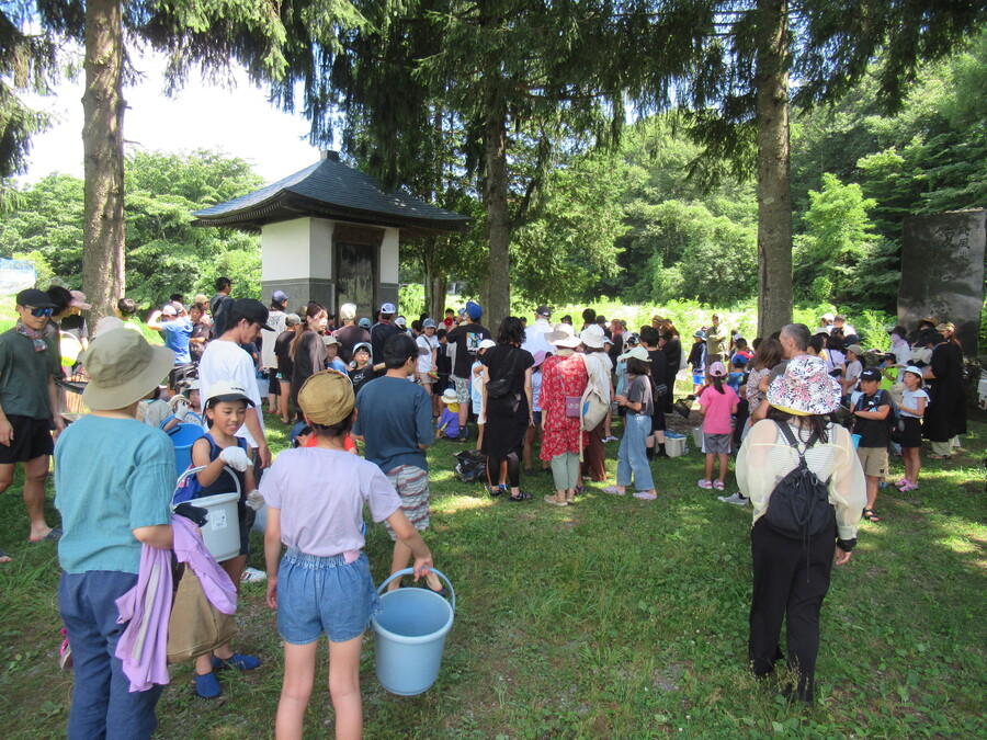阿久川の近くには大勢の参加者があつまりました