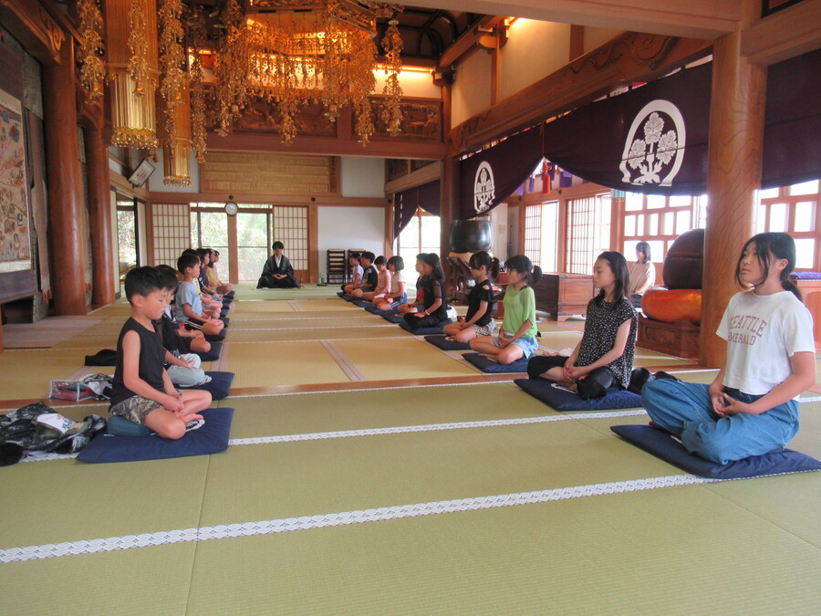 15分間、心を落ち着かせて座ります
