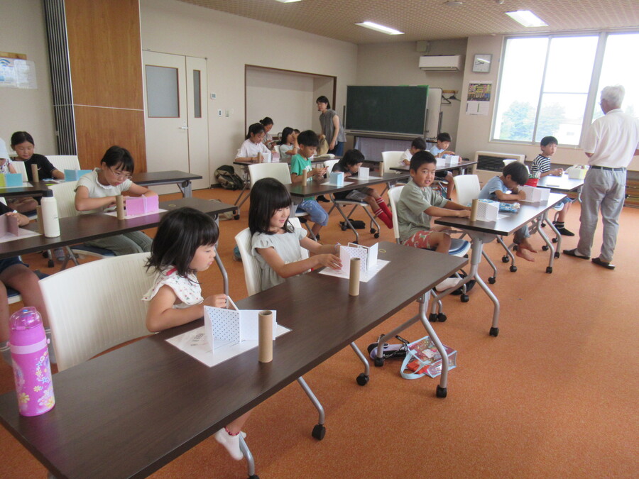 合わせ鏡で不思議な像をつくります