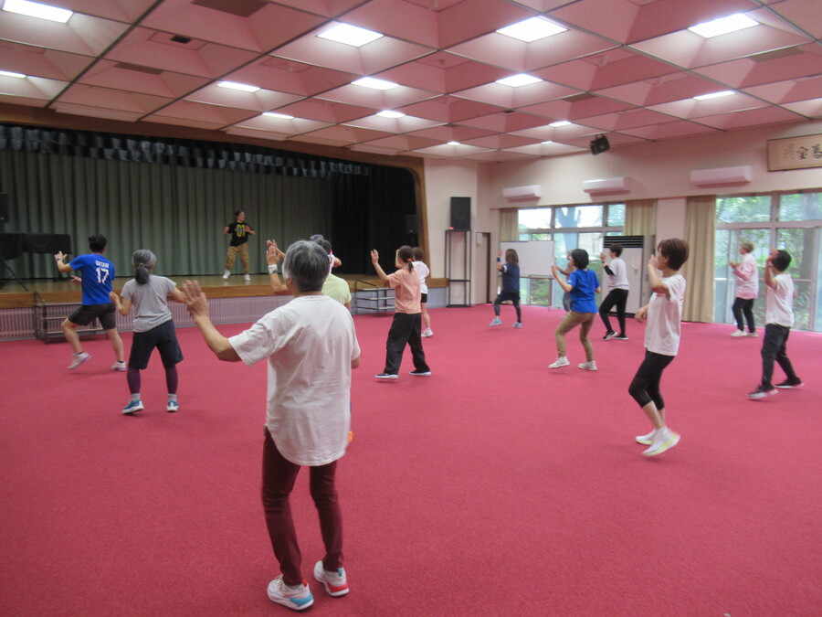 前に立つ講師を真似て楽しんでいます。