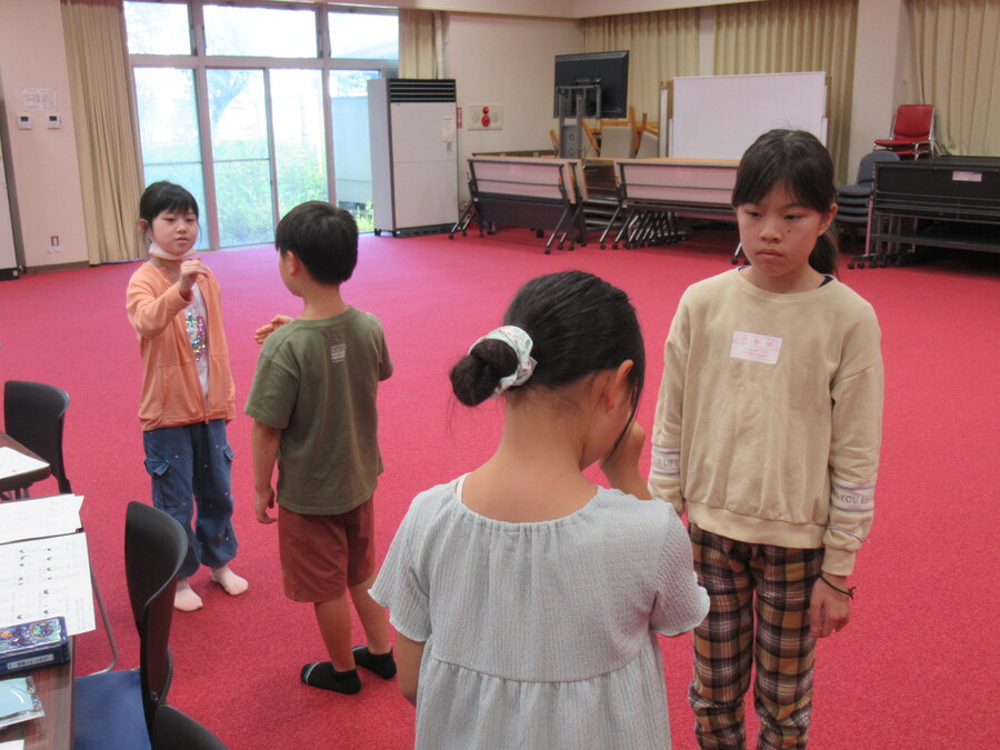 子ども同士で手話で自己紹介をします