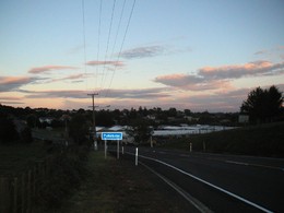 プケコヘの町を夜の帳が包みます。