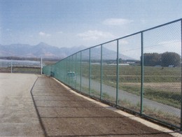 弓振農村広場フェンスの写真