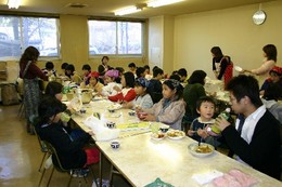 上級生が作った昼食を摂り、午後2時からの公演に備えます