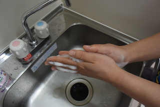 手の平を洗う