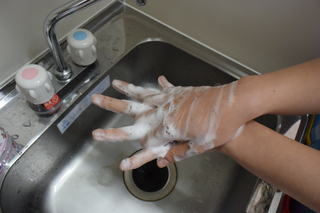 手の甲を洗う
