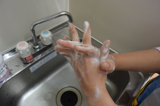 指と指の間を洗う