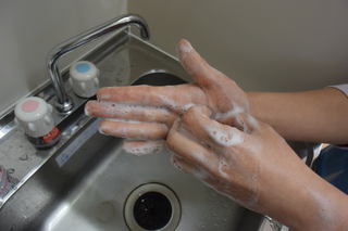 手のしわを洗う