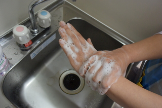手首を洗う